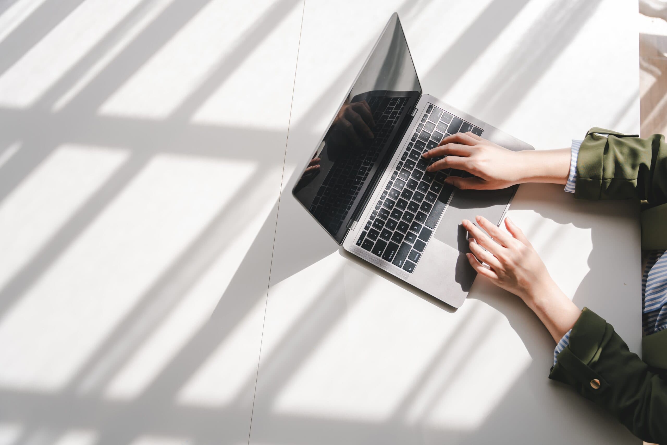 Werkstudent beim konzentrierten Arbeiten am Laptop
